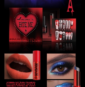 Makroaufnahme des Halloween Make-up Sets mit Glitzer-Lippenstift, Kunstblut und Nägeln