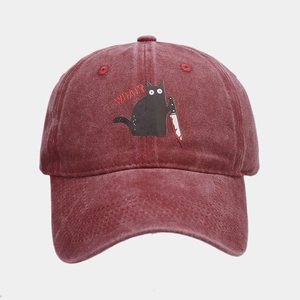Detail der weinroten verwaschenen Kappe mit lustiger schwarzer Katze Meme-Stickerei