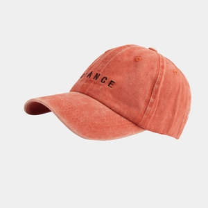 Detail der gewaschenen orangefarbenen Baseballkappe mit Vintage-Stickerei und Baumwolle