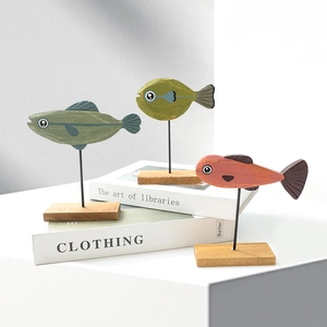 Nordisches handgefertigtes Holzfisch-Set auf Metallständern für kreative Tischdekoration
