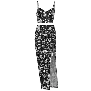 Ensemble deux pièces sexy avec haut à col en V et jupe fendue à motif tribal