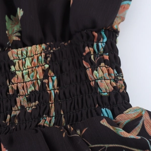 Schwarzes Chiffonkleid mit Blumenmuster, gesmokter Taille und botanischem Druck