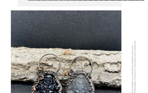 Detail eines handgefertigten Buddha-Anhängers mit Kupferdrahtwicklung und Politur