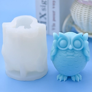 Dettaglio dello stampo in silicone a gufo accanto a un gufo in resina con piume definite