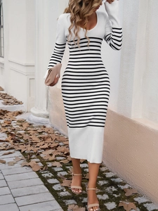 Détail d'une robe en maille ajustée à col en V avec rayures noires et blanches