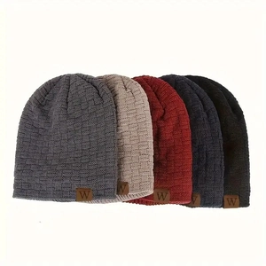 Detaillierte Gitter-Stricktextur von fünf bunten Wintermützen mit Leder-W-Patches