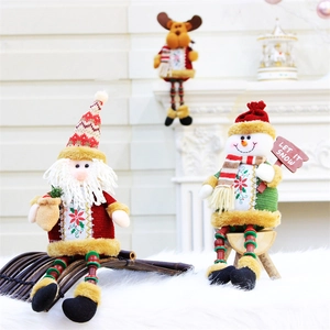 Dettaglio bambola di Natale pupazzo di neve con scritta Let it Snow su pelliccia sintetica