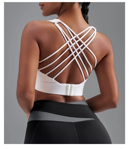 Détail du soutien-gorge de sport blanc avec bretelles croisées et fermeture ajustable
