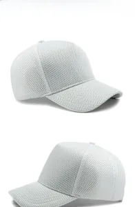 Detailaufnahme einer weißen Mesh-Basecap mit hoher Krone und atmungsaktiver Netzstruktur