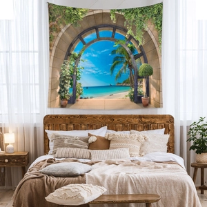 Détail de la tapisserie bohème avec vue sur la plage méditerranéenne au-dessus d'un lit