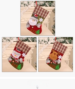 Detail von Weihnachtssocken mit 3D Weihnachtsmann, Schneemann und Rentier auf Karostoff