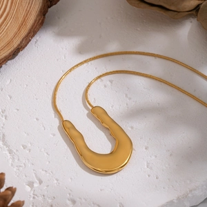 Collier doré minimaliste avec pendentif en U et chaîne serpent sur pierre blanche