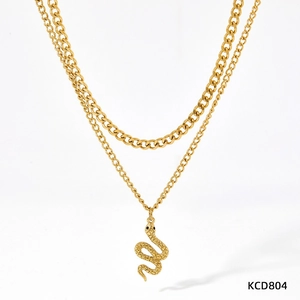 Detail einer zweilagigen goldenen Schlangenkette mit strukturiertem Panzerketten-Stil