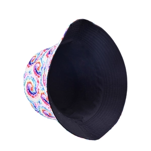 Dettaglio del cappello alla pescatora tie-dye colorato con fodera in cotone nero traspirante