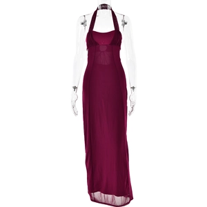 Détail de la robe maxi bordeaux à licou avec buste froncé et ourlet en mesh transparent