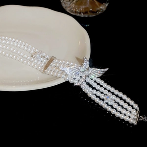 Vue détaillée du bracelet de perles multicouche avec oiseau en zircon et étoiles
