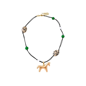 Collier style chinois moderne avec pendentif cheval, perles vertes et cordon noir tressé