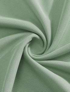 Vue macro du tissu piqué vert clair respirant avec détails texturés en maille filet