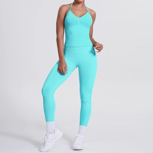 Seitenansicht des hellblauen Yoga-Sets mit Halterneck-Top und High-Waist-Leggings mit Rippstruktur