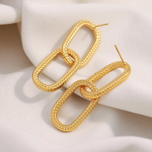 Orecchini in acciaio inossidabile placcato oro 18K con design a incastro e trama a serpente