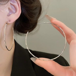 Détail de grandes créoles en argent poli montrant la taille réelle sur le mannequin