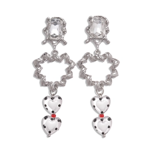Boucles d'oreilles cœur argenté avec cristaux et perles rouges sur fond blanc pur