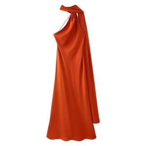 Detail eines orangefarbenen Satin-Neckholder-Kleides mit seidiger Textur und asymmetrischem Design