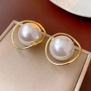 Eleganti orecchini a cerchio placcati in oro con grandi perle bianche stile lussuoso