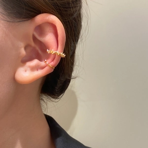 Unregelmäßiges C-förmiges Gold-Ohrklemmen-Set mit strukturierter Schotter-Optik für Damen