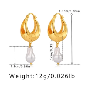 Dettaglio orecchini con perle barocche con dimensioni e placcatura in oro 18 carati