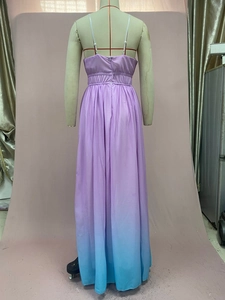 Détail d'une robe en mousseline dégradé bleu et violet avec un design dos nu