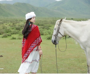 Ethnic style red shawl with geometric patterns and fringe for outdoor travel fashion