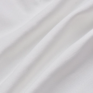 Nahaufnahme der weißen Strickstruktur mit Kordelzug und Lochmuster am Minikleid
