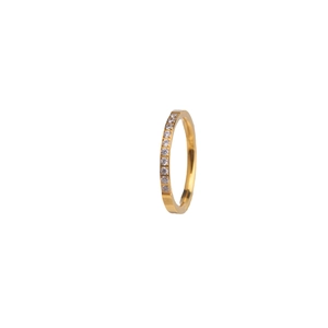 Elegante anello d'oro con cerchio completo di piccoli cristalli su sfondo bianco pulito