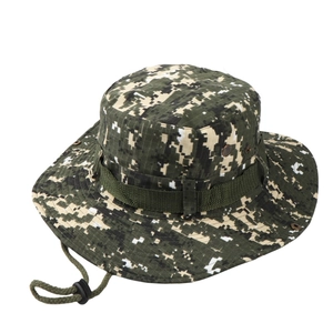 Makro-Detail der Metall-Ösen und Camouflage-Textur auf einem Boonie-Outdoor-Hut