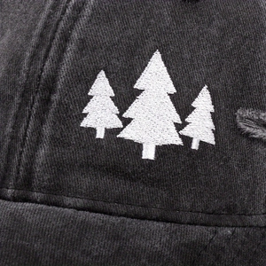 Casquette en coton noir délavé avec broderie minimaliste de trois arbres blancs