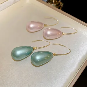 Orecchini a goccia francesi con finitura perlata rosa e verde e ganci dorati