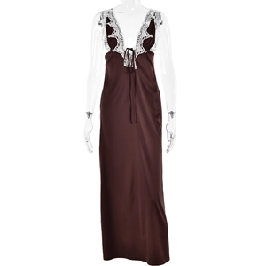 Robe longue en satin marron avec décolleté en V profond, dentelle blanche et dos ouvert