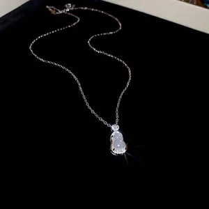 Collier élégant en argent avec pendentif calebasse translucide et pavé de cristaux