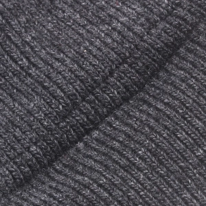 Détail macro de la texture en maille côtelée gris foncé et fibres de laine du bonnet d'hiver