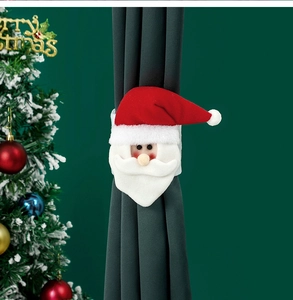 Detalle del abrazadera de cortina de Papá Noel de felpa con gorro rojo y barba