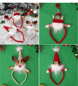 Detail von Weihnachts-Haarreifen mit Rentiergeweih und Plüsch-Weihnachtsmann-Hut