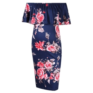 Robe de maternité mi-longue bleu marine à épaules dénudées avec imprimé roses roses