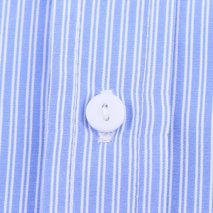 Dettaglio ravvicinato della camicia a maniche lunghe a righe blu e bianche con bottone
