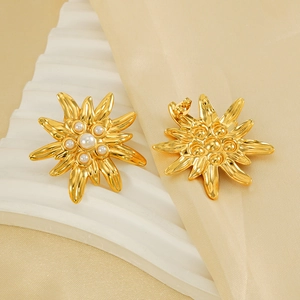 Boucles d'oreilles fleurs en titane plaqué or 18 carats avec perles et pétales floraux