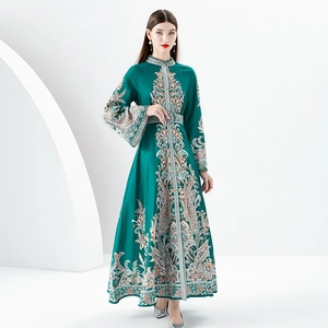 Elegantes dunkelgrünes Paisley-Maxikleid mit Stehkragen und langen Ärmeln