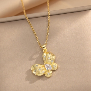 Collier à pendentif papillon doré élégant avec zircons blancs et finition métal brossé