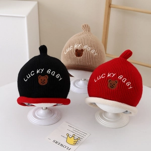 Bonnets tricotés mignons pour bébé avec broderie d'ours et pompon en trois coloris