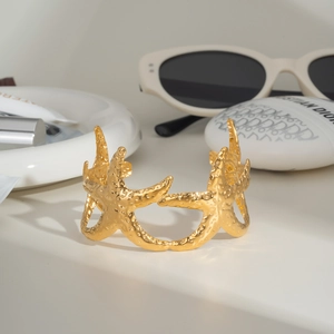 Bracelet jonc étoile de mer doré avec texture martelée et design océanique élégant