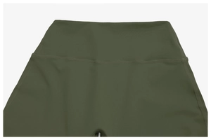 Détail du legging de yoga vert olive à taille haute avec coutures plates et large ceinture